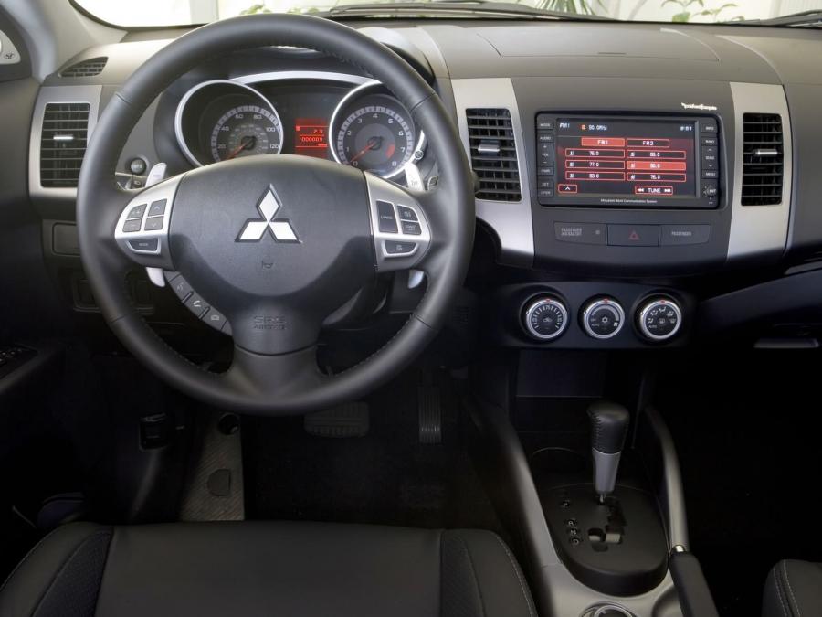  Mitsubishi Outlander 4WD 2007 года  (US) (фото 11 из 66)